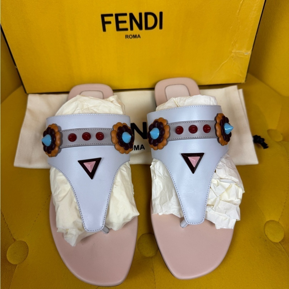 FENDI Sandals - Tong sandals Flat Studs leather white Size 6.5 - Picture 5 of 13